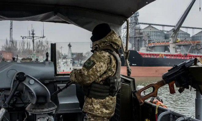 Một binh sĩ lực lượng an ninh biên giới biển Ukraine làm nhiệm vụ bảo vệ tại cảng Mariupol trên biển Azov. Ảnh: Getty.