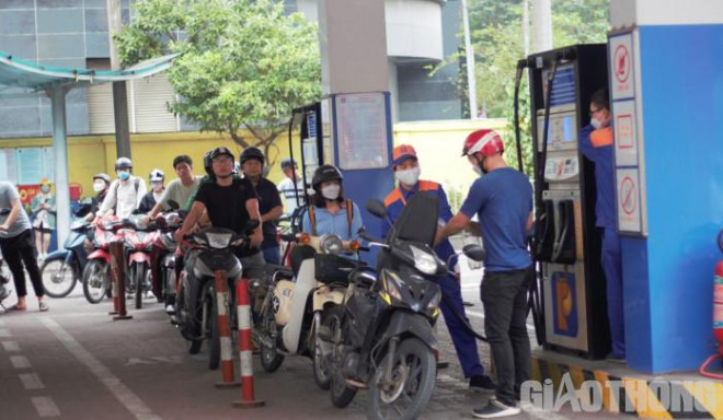 Theo ghi nhận của PV Báo Giao thông, chiều 13/11, tình trạng xếp hàng mua xăng trên địa bàn TP. Hà Nội đã bớt căng thẳng.