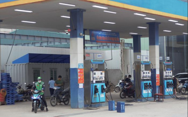 Hà Nội: Tình trạng xếp hàng đổ xăng đã “hạ nhiệt” - 6