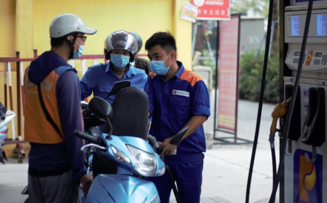 Hà Nội: Tình trạng xếp hàng đổ xăng đã “hạ nhiệt” - 10