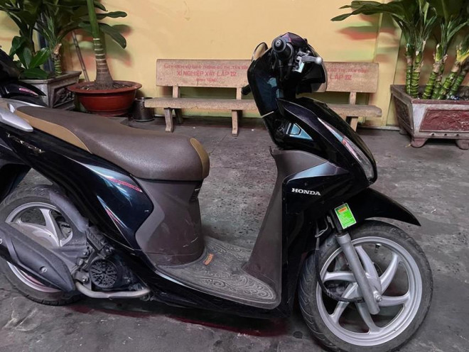 Công an thu hồi xe máy ở tiệm cầm đồ và trao trả lại cho bị hại. Ảnh: CA