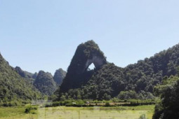 Du lịch - Khám phá ngọn núi thủng được xem là mắt của Thần Núi ở Cao Bằng
