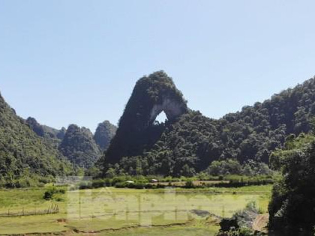 Du lịch - Khám phá ngọn núi thủng được xem là mắt của Thần Núi ở Cao Bằng