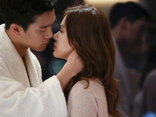 Bạn trẻ - Cuộc sống - Chồng nói đi công tác vài hôm, vợ sững sờ khi thấy chồng đang đi mua sắm với người phụ nữ lạ