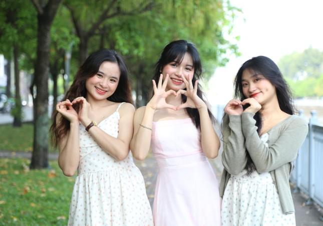 Đào và hai cô bạn tạo dáng "thả tim" trước ống kính.