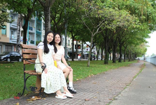 Sau những giờ học, hai cô gái trẻ có dịp tận hưởng không gian êm đềm, thơ mộng vào sáng cuối tuần.