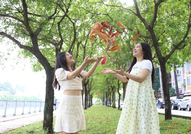 Hai chị em lần lượt chụp cho nhau những góc ảnh phảng phất bóng dáng mùa thu hiếm có ở TPHCM.