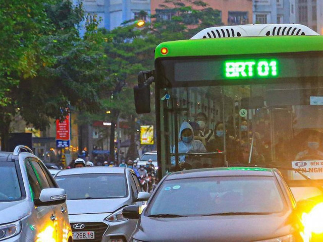 5 năm, buýt nhanh BRT vẫn chạy... rùa bò