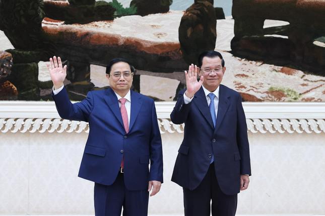 Thủ tướng Hun Sen chủ trì lễ đón chính thức Thủ tướng Phạm Minh Chính thăm Campuchia. Ảnh: Nhật Bắc