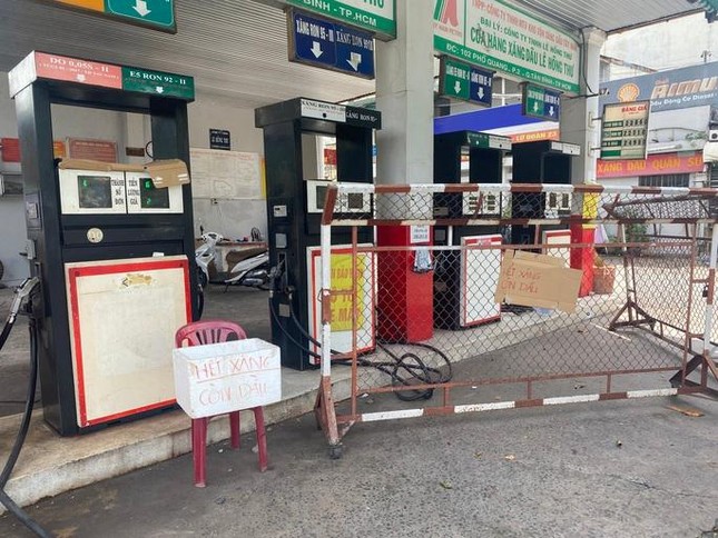 Chi nhánh Công ty TNHH Dương Anh Thư (số 202 – 204A Trịnh Đình Trọng, phường Phú Trung, quận Tân Phú) treo biển "hết xăng, còn dầu", lực lượng chức năng kiểm tra ngày 13/11