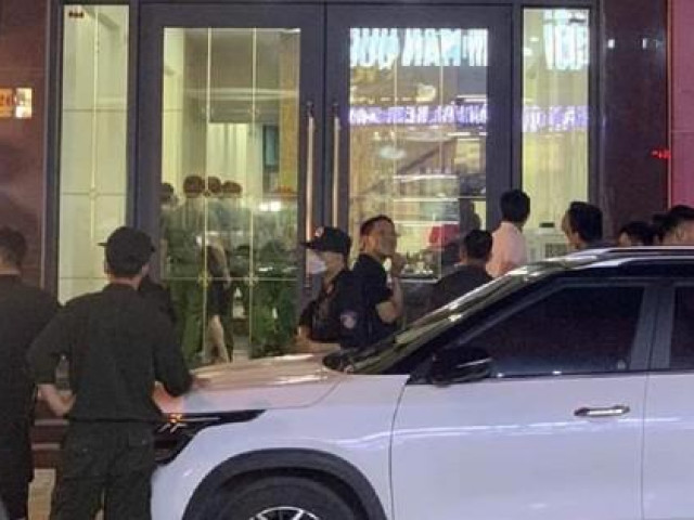 CLIP: Hàng chục cảnh sát khám xét nhà giang hồ cộm cán ở Thanh Hóa