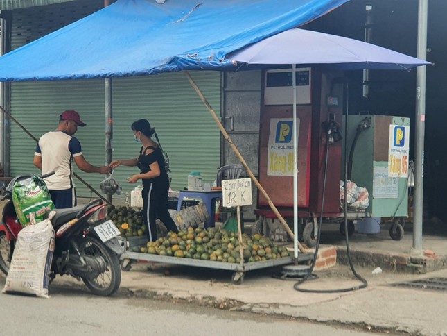 Cây xăng tự phát mọc khắp nơi, trang bị cả... trụ bơm điện tử - 4