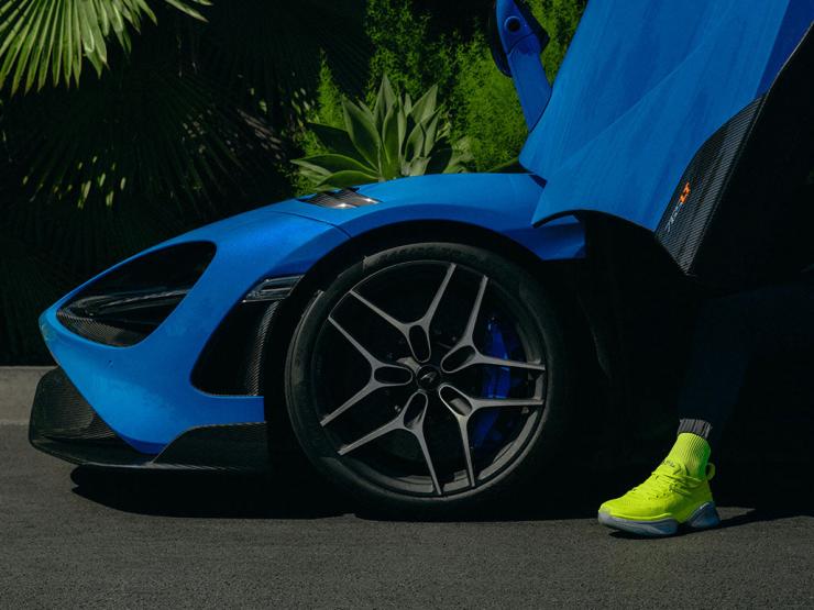 Thời trang - Đôi giày sneaker này khiến bạn như thể mang "siêu xe trên đôi chân"