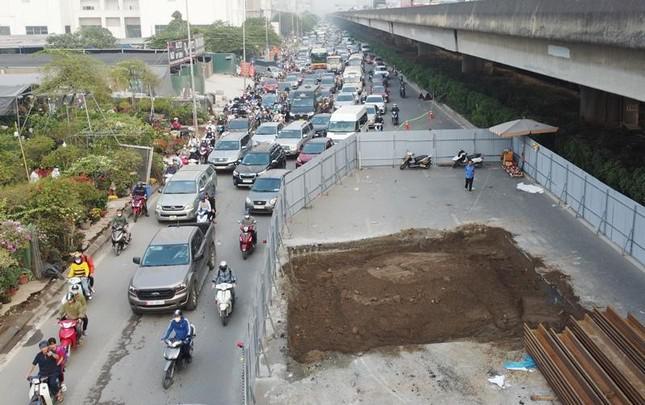 Ùn tắc kéo dài trên đường Nguyễn Xiển do hàng rào chiếm đường lớn tại dự án xử lý nước thải Yên Xá