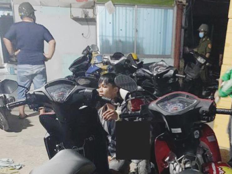 Chủ xưởng nước đá trộm 6 xe máy ở làng Đại học Quốc gia