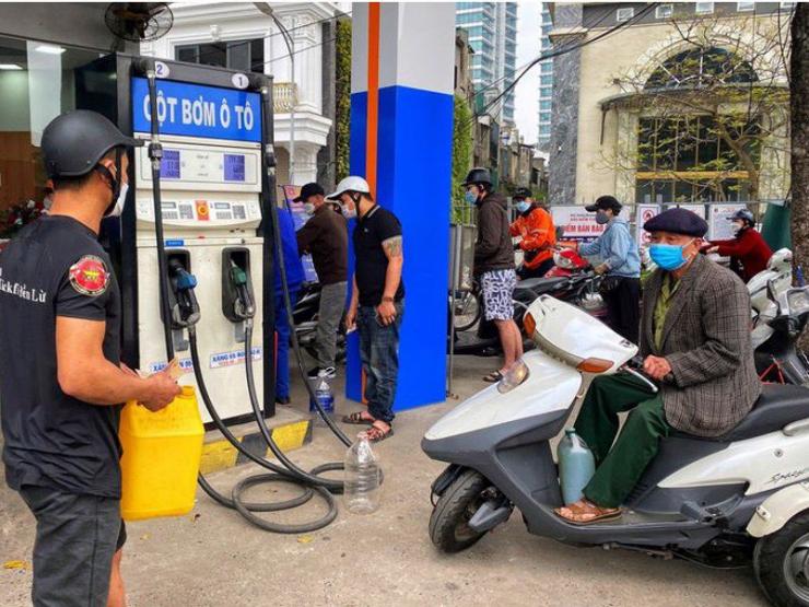 Tin tức trong ngày - Công an Hà Nội yêu cầu cây xăng hạn chế bán lẻ bằng chai, lọ cho khách