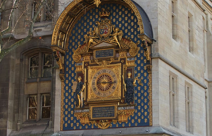 Đồng hồ công cộng lâu đời nhất ở Paris: Chiếc đồng hồ ở Palais de la Cité được trang trí bằng vàng tinh xảo này được thiết kế từ năm 1371. Mặt đồng hồ đã trải qua những thay đổi và bổ sung theo mong muốn của nhiều vị vua Pháp qua nhiều thế kỷ.
