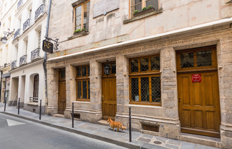 Ngôi nhà cổ nhất ở Paris: Ngôi nhà cổ nhất ở Paris nằm ở Marais. Được xây dựng vào năm 1407, giờ đây nó là một quán rượu truyền thống mang tên Auberge Nicolas Flamel theo tên chủ sở hữu ban đầu của nó. Mặt tiền của tòa nhà là nhân chứng cho lịch sử lâu đời và thú vị&nbsp;của ngôi nhà.
