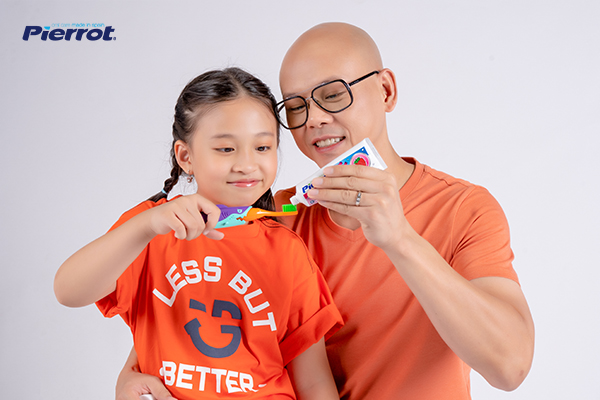 Bé Noel mê tít gel đánh răng trẻ em Pierrot Piwy hương dâu tây (nguồn: NVCC).