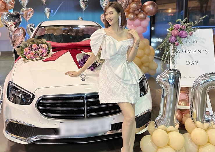 Cô tậu xe hơi mới 