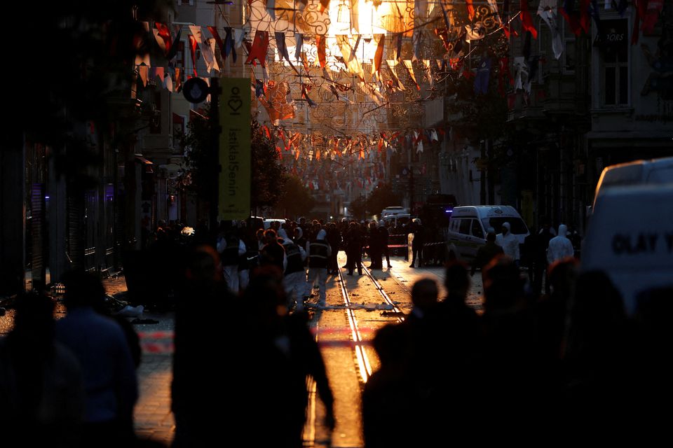 Cảnh sát và nhân viên y tế có mặt tại hiện trường vụ nổ ở Istanbul, Thổ Nhĩ Kỳ hôm 13/11 (ảnh: ALJ)