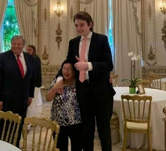 Cậu út nhà ông Trump đã cao hơn 2m.