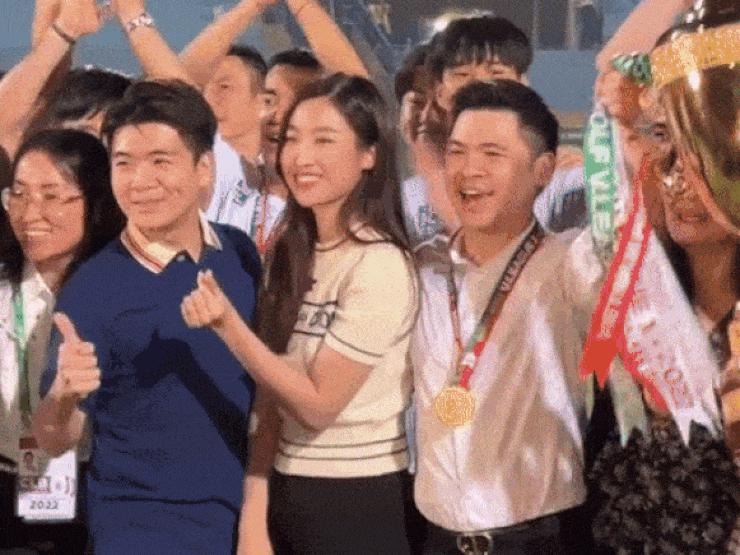 Giải trí - Không phải chồng Chủ tịch CLB, Đỗ Mỹ Linh "gây sốt" khi ngồi bên người này trong ngày Hà Nội FC vô địch