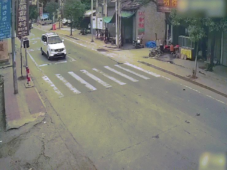 Ô tô - Clip: Kinh hoàng xe điện Tesla mất kiểm soát, gây tai nạn liên hoàn