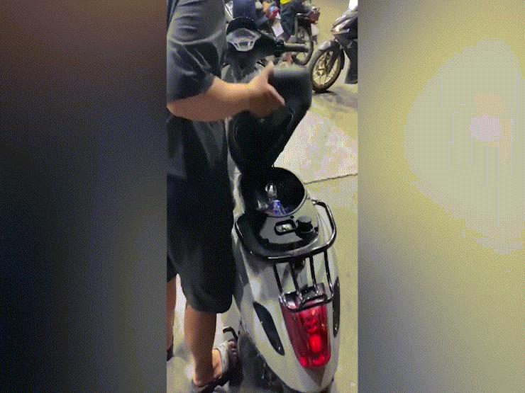 Xe máy - Xe đạp - Clip: Một công đôi việc, thanh niên dùng cốp xe máy "ướp lạnh bia"