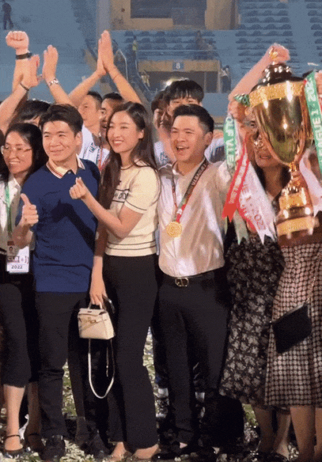Không phải chồng Chủ tịch CLB, Đỗ Mỹ Linh &#34;gây sốt&#34; khi ngồi bên người này trong ngày Hà Nội FC vô địch - 1
