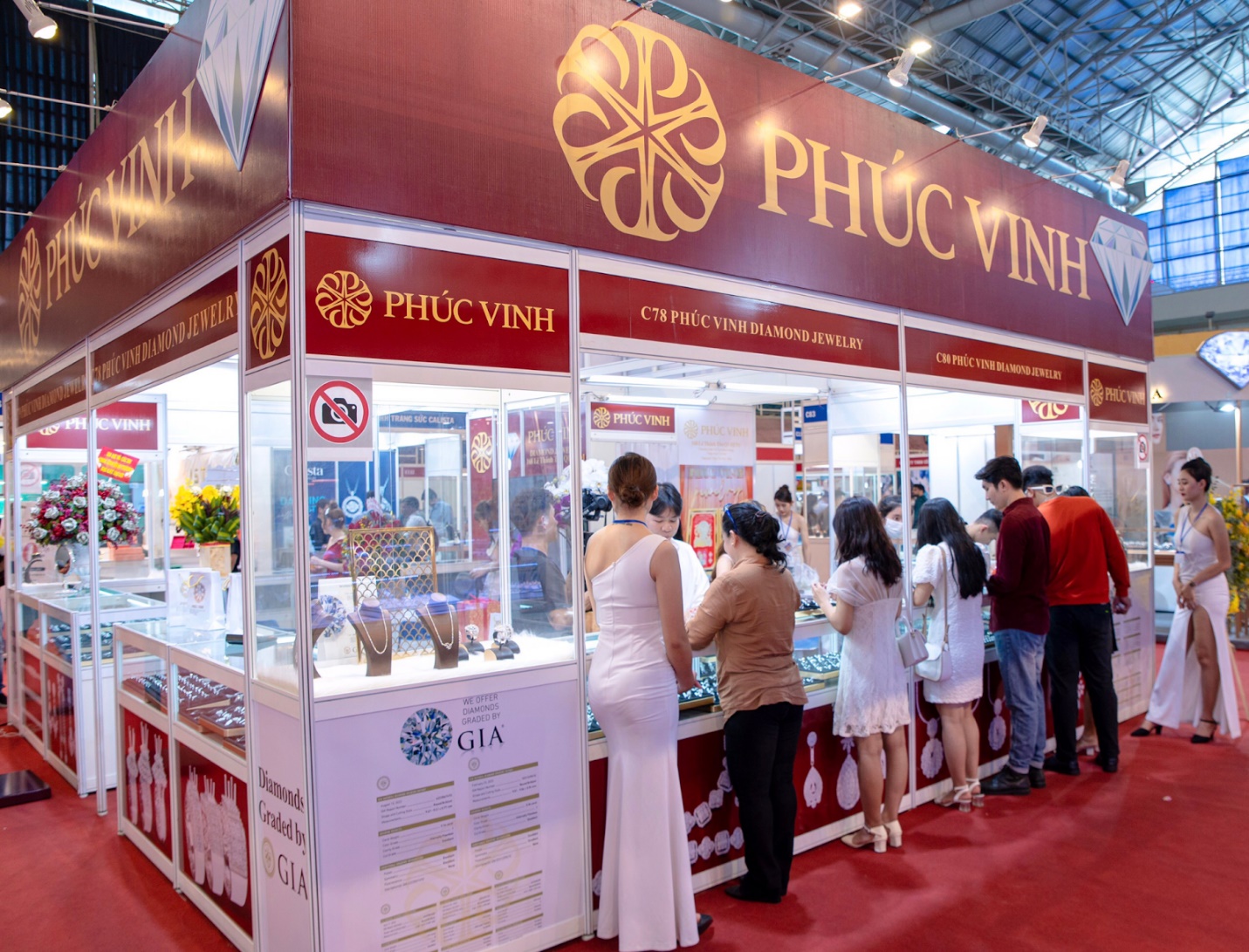 Gian hàng Phúc Vinh Diamond Jewelry tấp nập tại VIJF 2022 