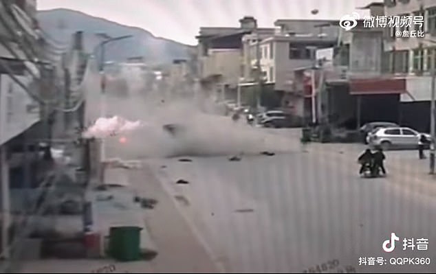 Khoảnh khắc chiếc xe Tesla đâm vào căn nhà ven đường.