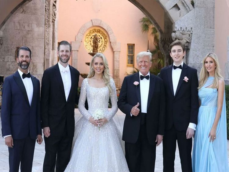 Barron Trump chụp hình cùng gia đình trong đám cưới chị gái.