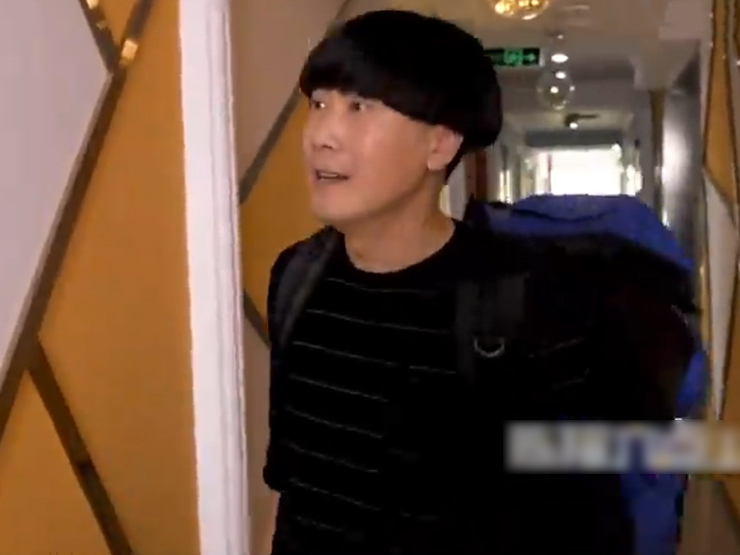 Clip hài hước - Sau 10 năm xa nhà chàng trai trở về nhận nhầm bố mẹ đẻ