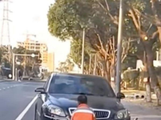 Phi thường - kỳ quặc - Công nhân vệ sinh vô tình quét rác vào ô tô xịn, phản ứng của chủ xe gây bức xúc