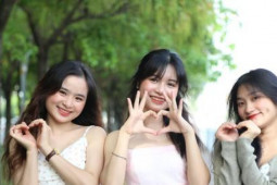 Bạn trẻ - Cuộc sống - Điểm check in mới của giới trẻ Sài thành: Hàng cây lộc vừng thay lá đậm sắc thu