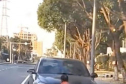 Phi thường - kỳ quặc - Công nhân vệ sinh vô tình quét rác vào ô tô xịn, phản ứng của chủ xe gây bức xúc