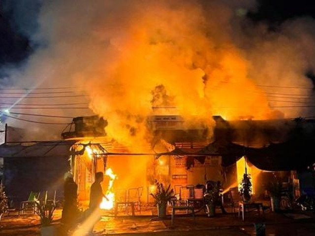 Tin tức trong ngày - Lửa bao trùm tiệm sửa xe máy và một phần quán cà phê