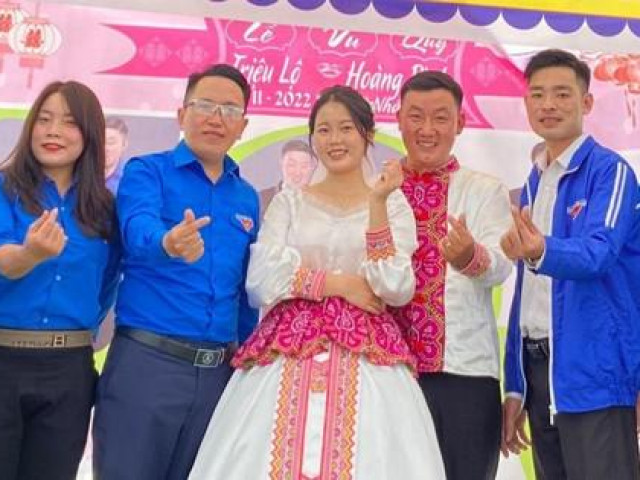 Bạn trẻ - Cuộc sống - Cặp đôi mặc trang phục tự may đặc biệt trong ngày cưới