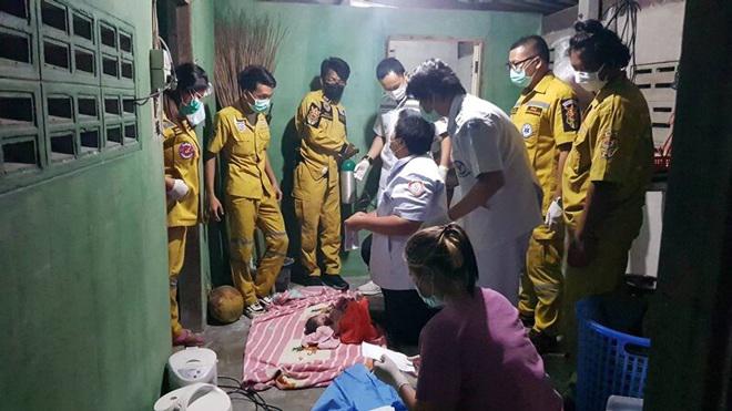 Vợ ở trong nhà tắm quá lâu, chồng lo lắng vào kiểm tra thì hoảng hốt vì cảnh tượng trước mắt - 1