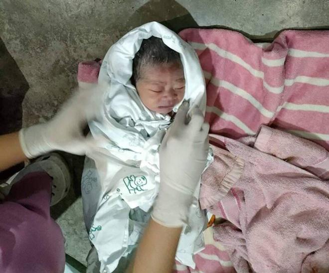 Vợ ở trong nhà tắm quá lâu, chồng lo lắng vào kiểm tra thì hoảng hốt vì cảnh tượng trước mắt - 2