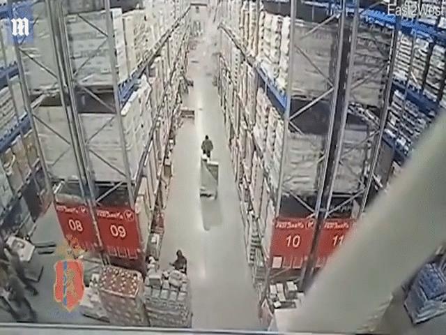 Video: Kinh hãi cảnh giá rượu cao 7 mét đổ sập xuống công nhân