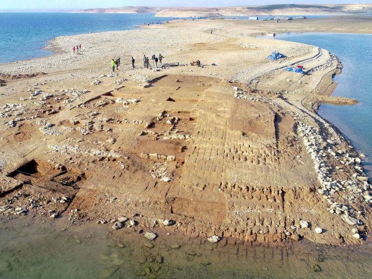 Thế giới - Bí ẩn đằng sau "thành phố mất tích" lộ ra dưới đáy hồ cạn nước