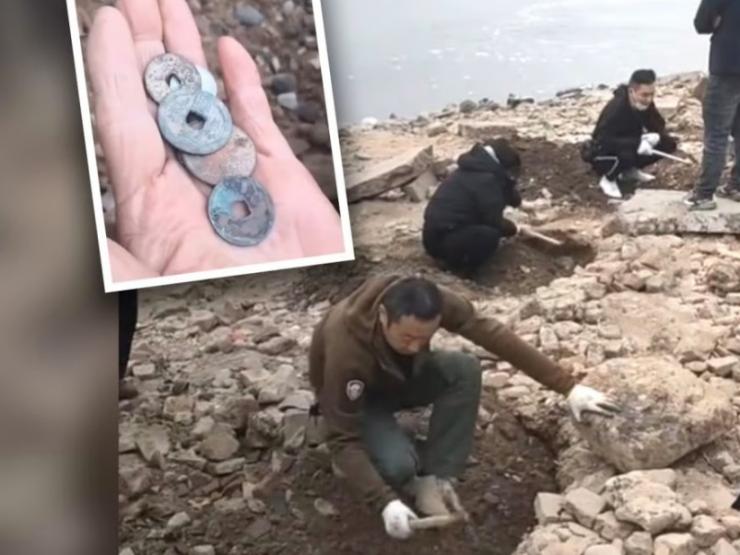 Trung Quốc: Hạn hán làm lộ di tích trên sông, dân đua nhau đi đào ”kho báu”