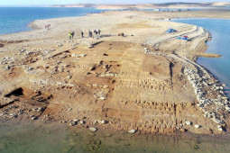 Thế giới - Bí ẩn đằng sau "thành phố mất tích" lộ ra dưới đáy hồ cạn nước