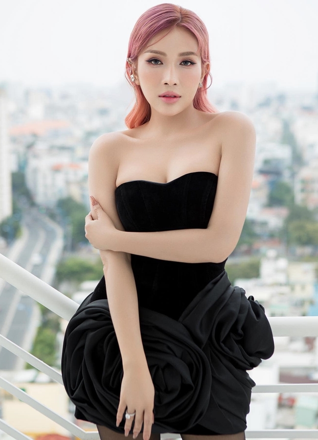 Ở tuổi 35 cô nàng vẫn độc thân. Cô dành thời gian chủ yếu cho công việc nghệ thuật khi đang là nghệ sĩ đắt show nhất nhì showbiz Việt. 
