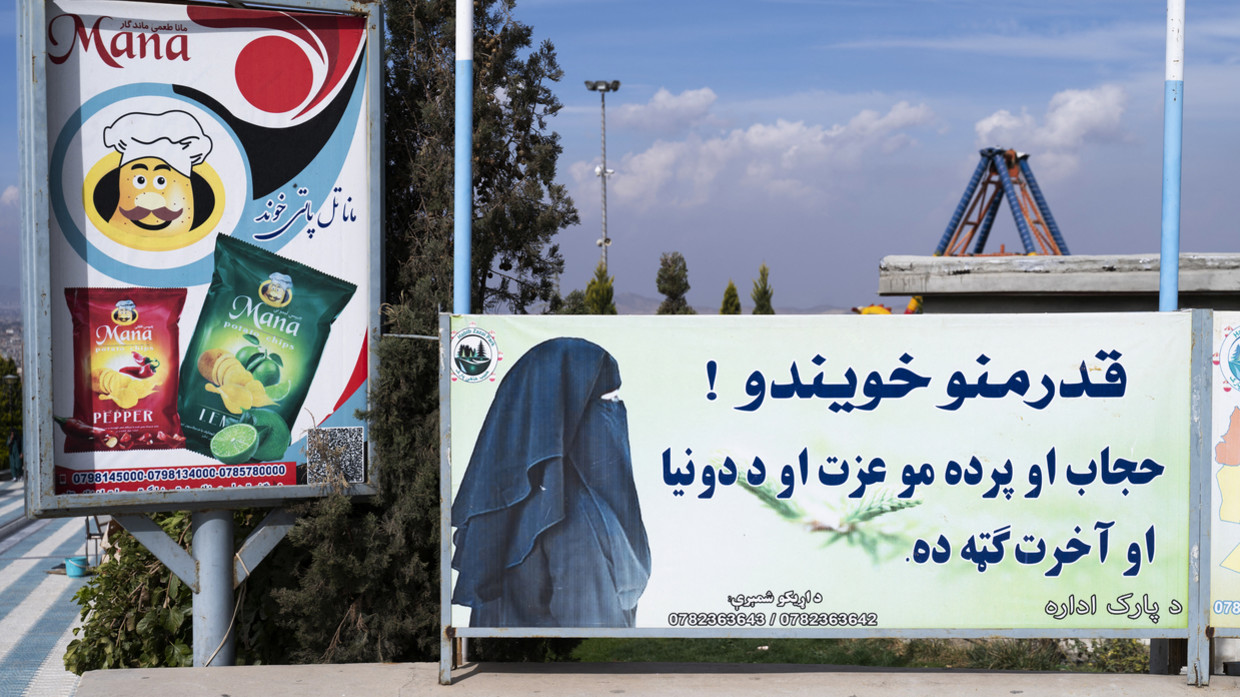 Một tấm áp phích kêu gọi&nbsp;phụ nữ đội khăn trùm đầu và mạng che mặt được đặt tại công viên Habibullah Zazai ở ngoại ô Kabul, Afghanistan.