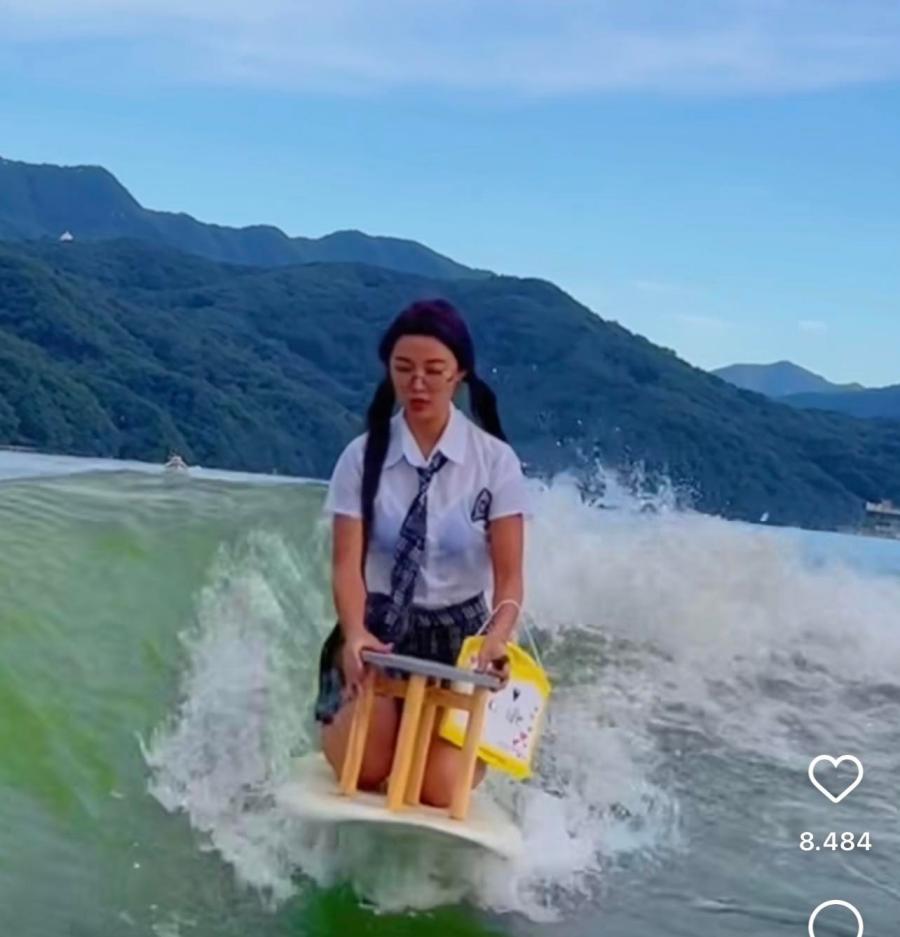 Mặc nội y, đồng phục học sinh lướt sóng: Cô gái Hàn Quốc hút triệu lượt xem - 3