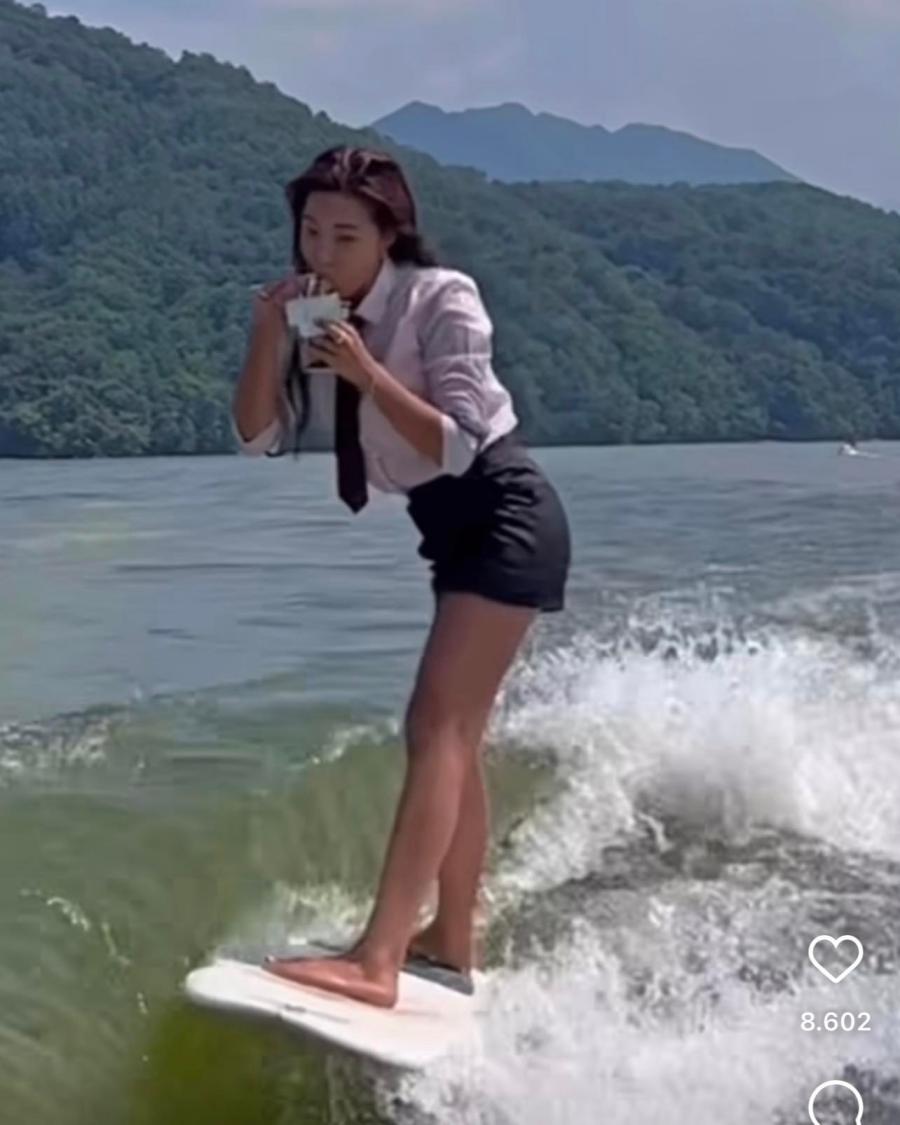Mặc nội y, đồng phục học sinh lướt sóng: Cô gái Hàn Quốc hút triệu lượt xem - 2