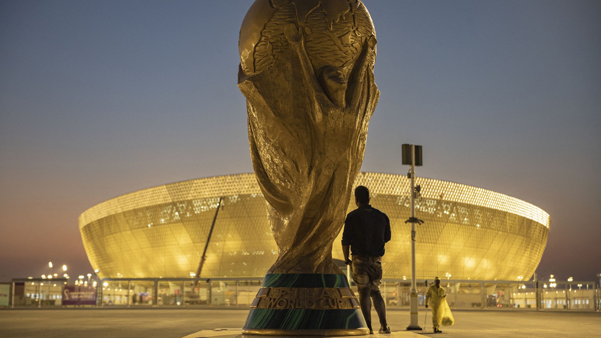 Khung cảnh bên ngoài sân vận động Lusail, nơi sẽ tổ chức trận chung kết World Cup 2022 ở Qatar.